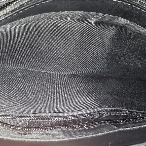 🎉SALE🎉 Guess SatchelTop snap closure 2 zip pkts - Picture 2 of 3