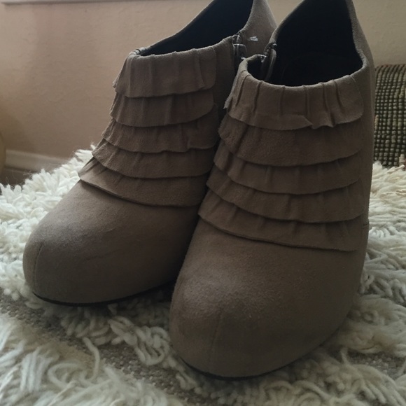 Gianni Bini Ruffled Heeled Booties - Picture 2 of 4