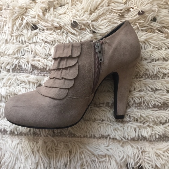 Gianni Bini Ruffled Heeled Booties - Picture 3 of 4