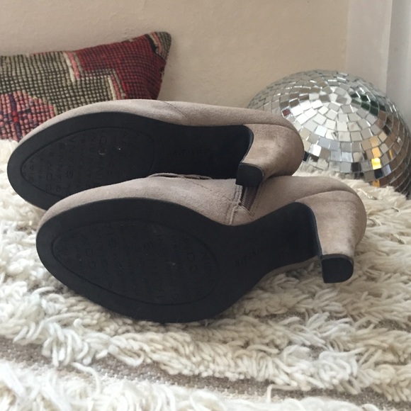 Gianni Bini Ruffled Heeled Booties - Picture 4 of 4