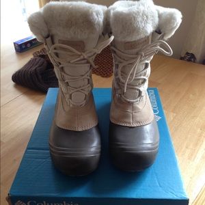 Like new Columbia snow boots
