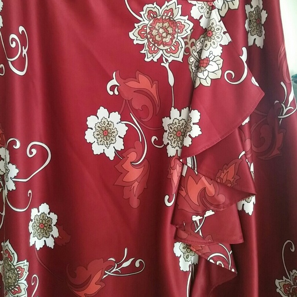 Red floral skirt - Picture 2 of 2