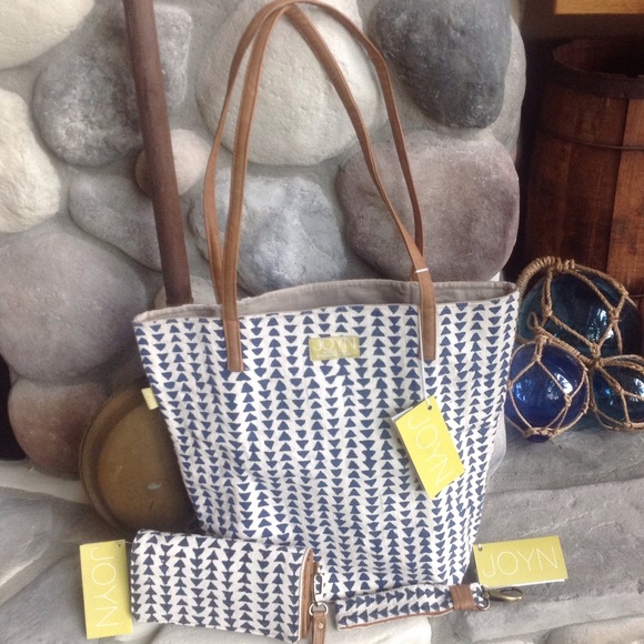 JOYN Handbags - 🍃💗Handcrafted Canvas Tote Stacked Triangle Print