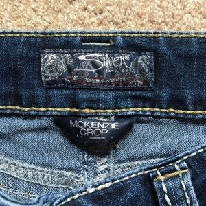Silver McKenzie Capri/cropped jeans.
