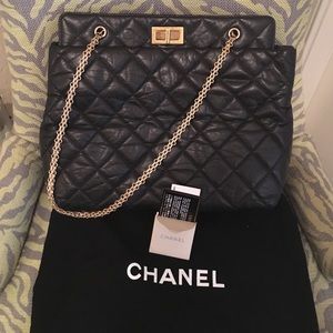 CHANEL reissue 2.55 large tote in black