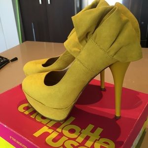 Mustard yellow/green suade pumps