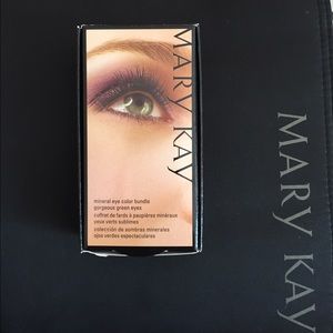 🎉🎉HP-Best In Makeup🎉Mary Kay green eyes bundle
