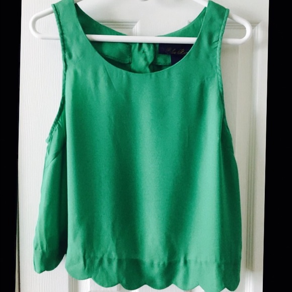 Kelly green scalloped hem and back top size Large