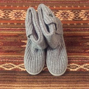 Grey ugg boots.