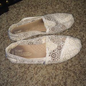 Cream lace Tom's