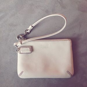 Pre-loved Coach White Leather Wristlet