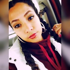 Meet your Posher, Adela