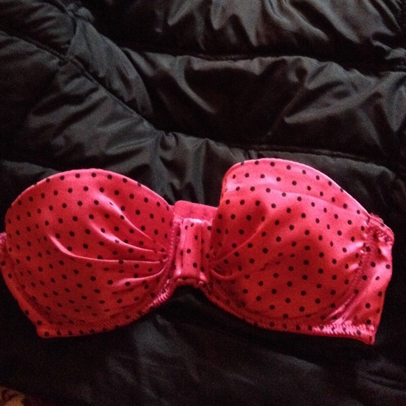 Black poccadotted bra