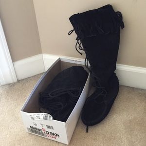 Minnetonka Lace Up Suede Fringe moccasin boots