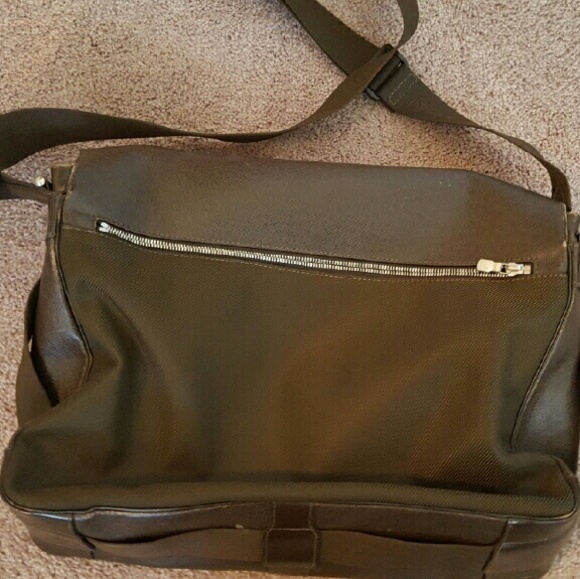Men's Louis Vuitton messenger bag - Picture 2 of 4
