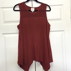 🆕🎉SALE!🎉 Rust color tank with crochet detail