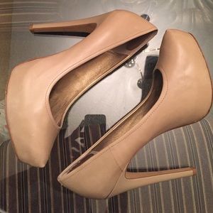 Jessica Simpson pumps