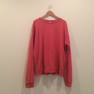 Oversized/relaxed fit coral sweatshirt.