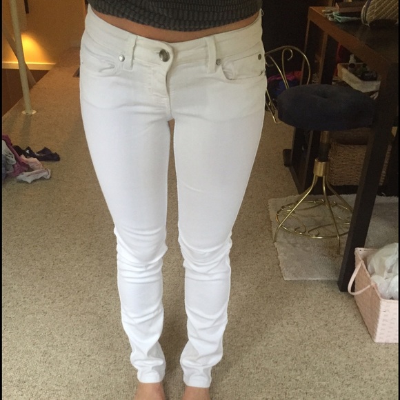 White skinny jeans.