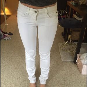 White skinny jeans.