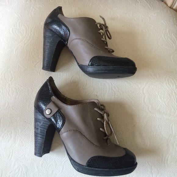 London Underground beige booties