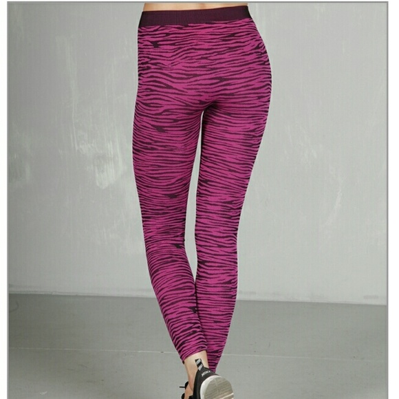 GET WILD IN ANIMAL PRINT LEGGINGS - Picture 2 of 2