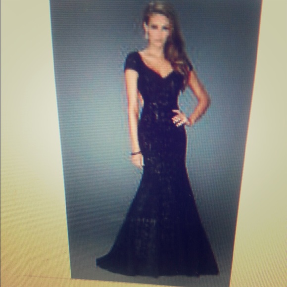 Black lace dress. Size 4, never worn. - Picture 1 of 3