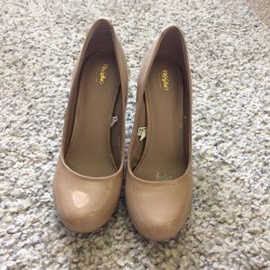 Nude pumps