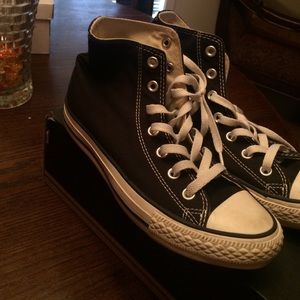 Classic Black and White High Top Converse sz 6