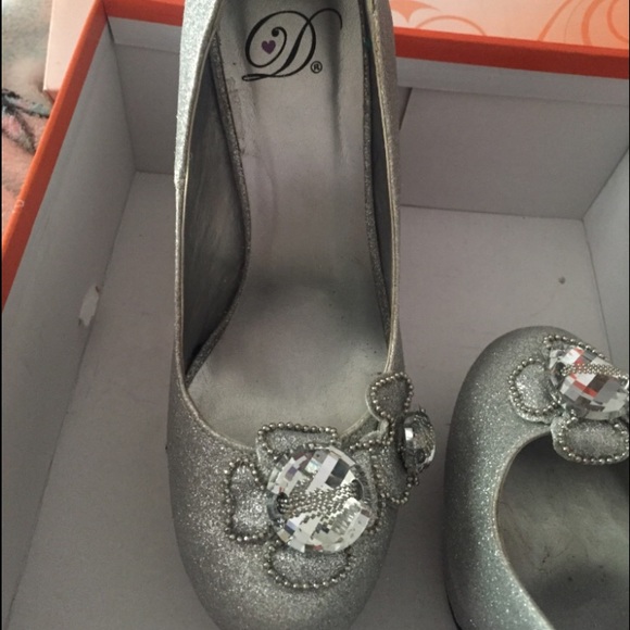 Silver Heels - Picture 2 of 2