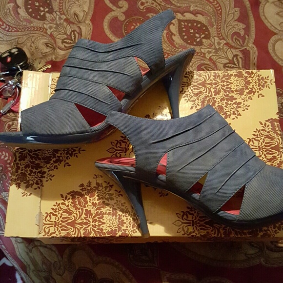 Shoes - Picture 2 of 3