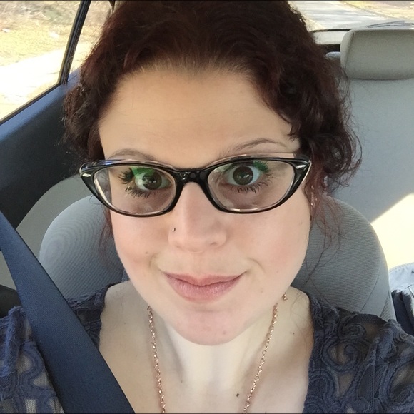 Meet your Posher, Liz - Picture 2 of 4