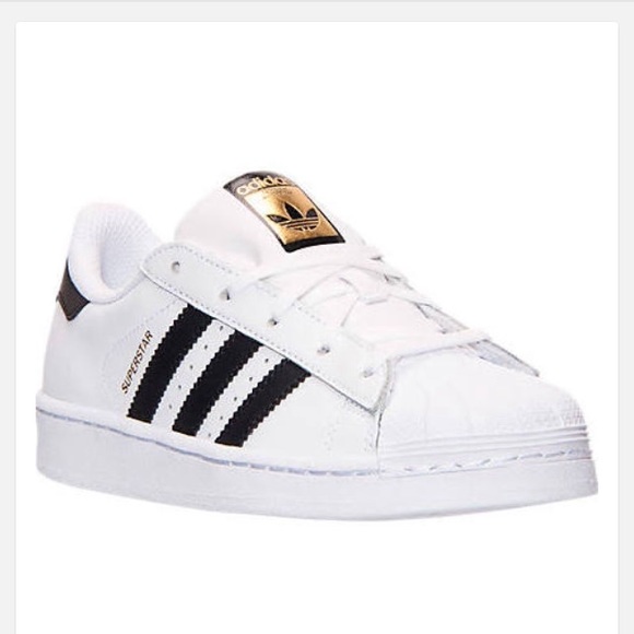 ISO: superstars adidas✨