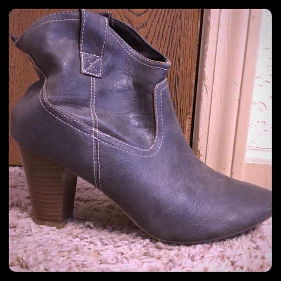 Heeled bootie size 8 - Picture 1 of 3