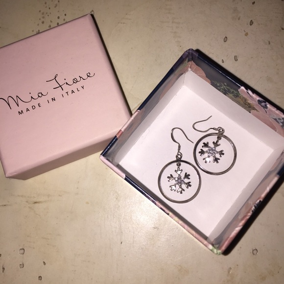 Sterling silver real crystal snowflake earrings!