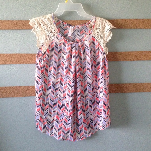 Flowy Xhilaration Top With Crochet Detail - Picture 1 of 3