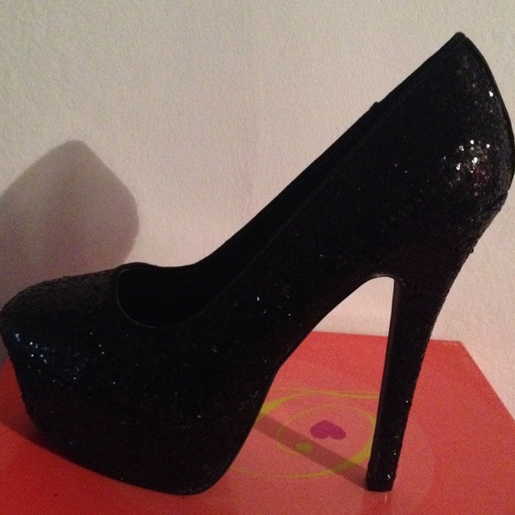 Shoes - Picture 3 of 3