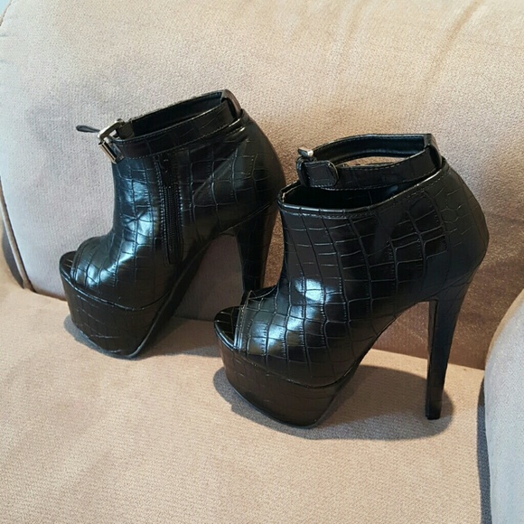 Paper Fox black textured booties