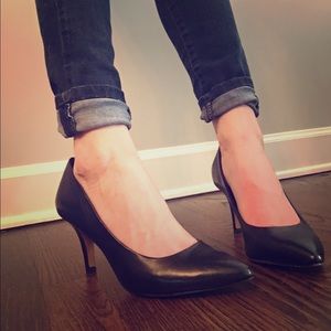 Vince Camuto black pointed toe pumps size 6