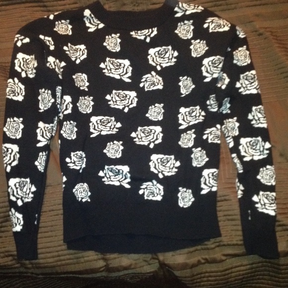 Light white rose sweater