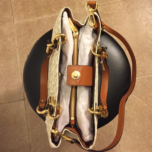 NWT Michael Kors Cynthia Satchel - Picture 3 of 4