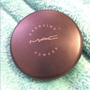 MAC Bronzing Powder in Matte Bronze