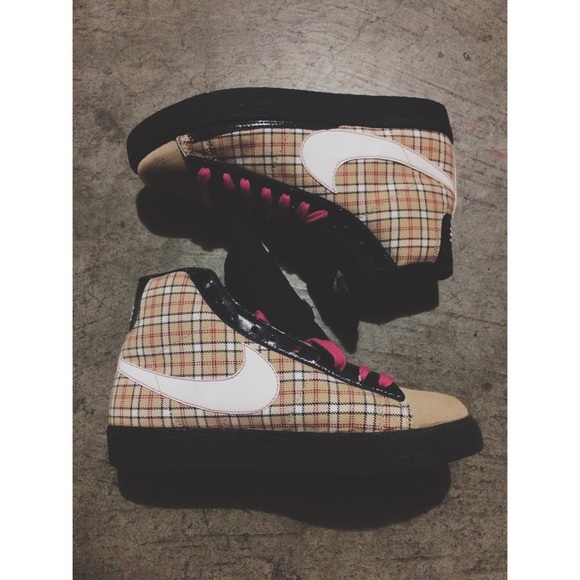 Nike plaid shoes