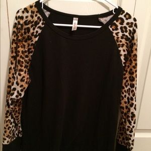 Long sleeve leopard tee