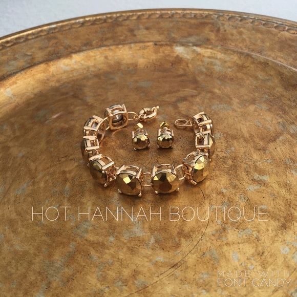 🆕 Metallic Gold Stud Earrings - Picture 2 of 4