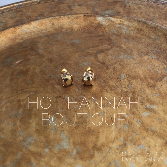 🆕 Metallic Gold Stud Earrings - Picture 3 of 4