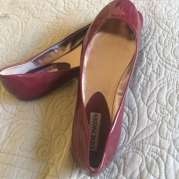 Steve Madden burgundy flats