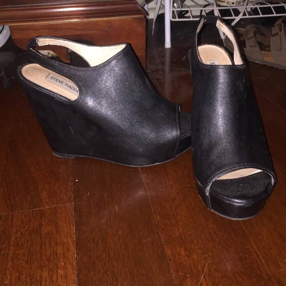 Super cute Steve Madden wedges!!