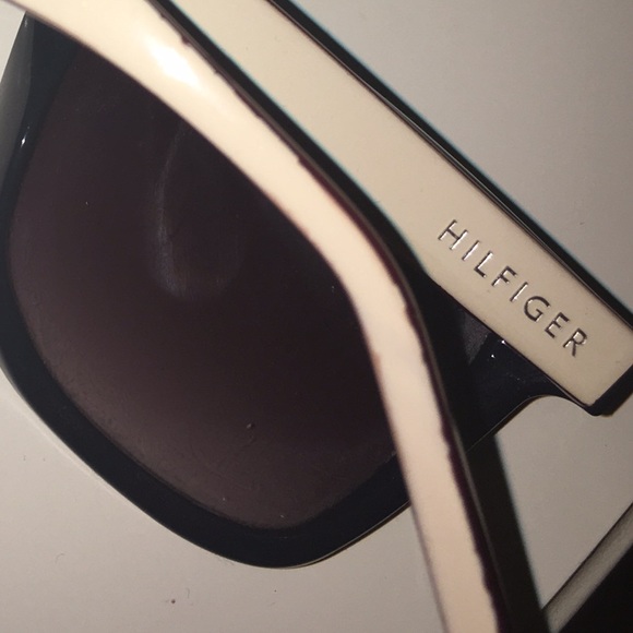 Tommy Hilfiger DM41 Wayfarer - Picture 3 of 4