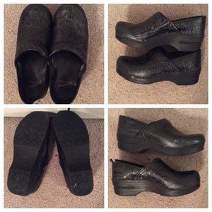 Used, size 7/37 Black Tooled Leather Dansko.